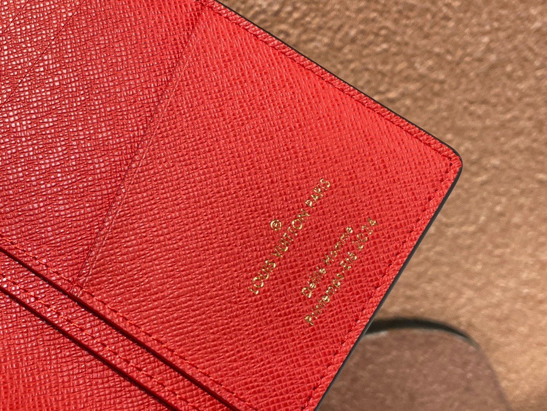 z4951126166360 c72b2c99738776f402ef39e97ab23196 - V&iacute; nam Louis Vuitton Si&ecirc;u Cấp TXNLV3351